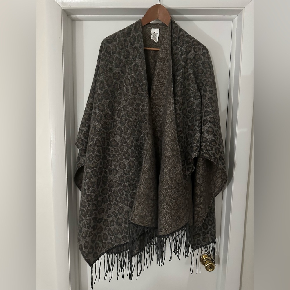 Grey cheetah print shawl